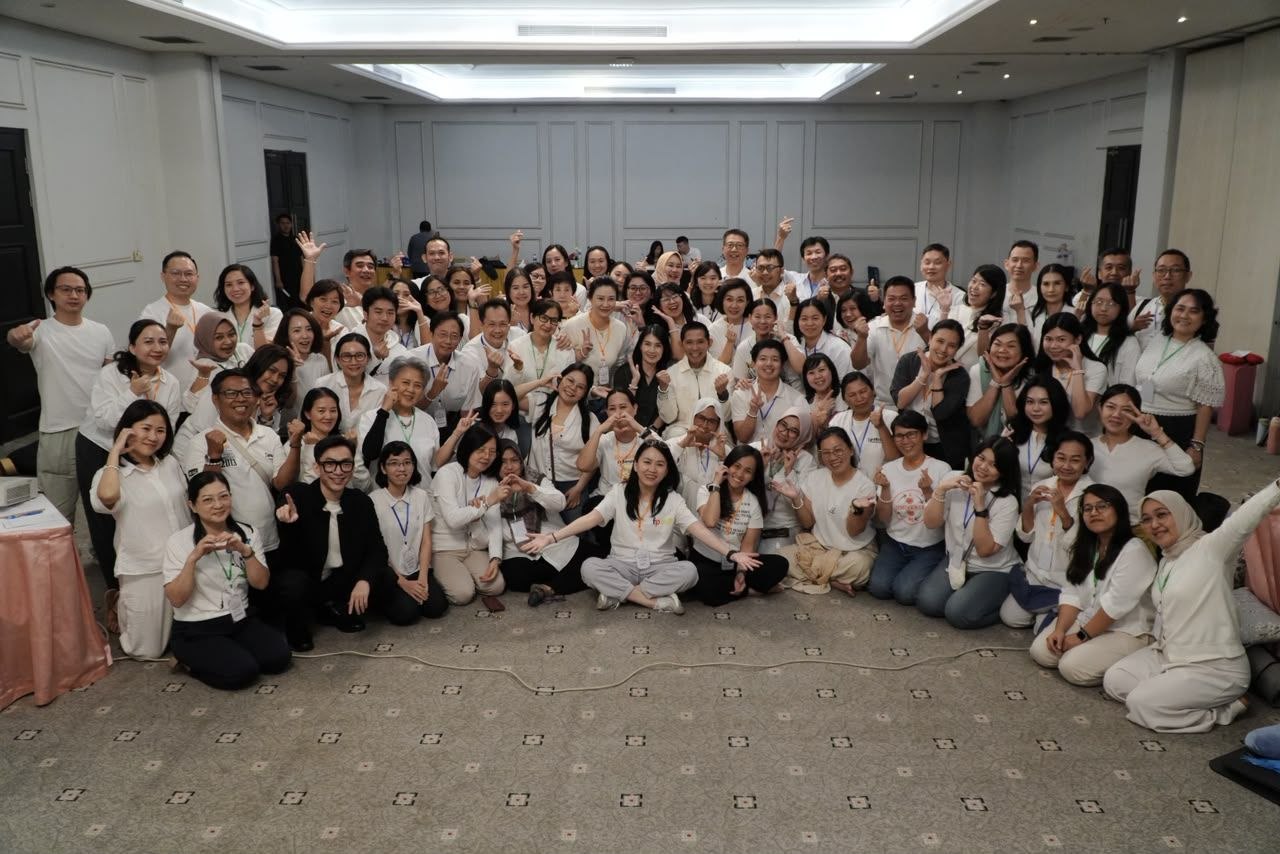 Foto bersama seluruh peserta workshop Be a History Maker mengenakan pakaian putih